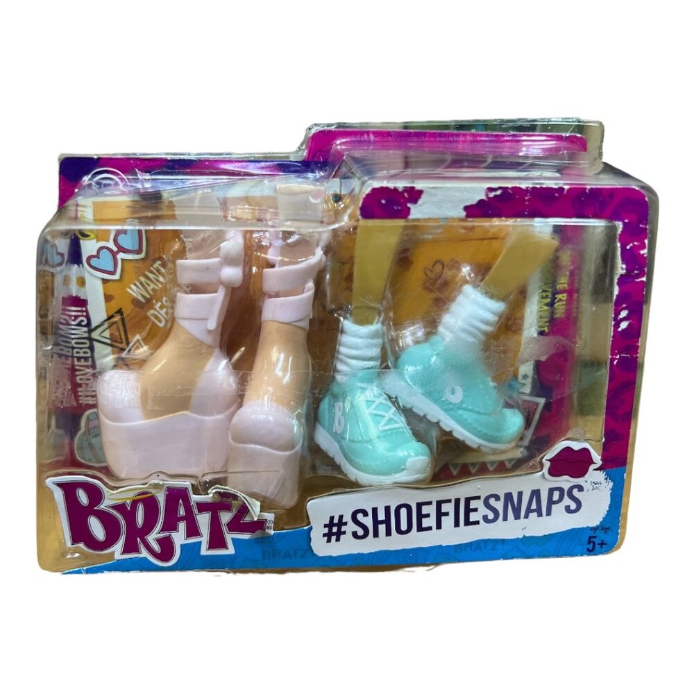 2 Pairs Bratz Dolls SHOEFIESNAPS New in Box